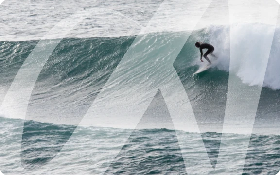 Malgré les crises mondiales, les marchés rebondissent. Analyse et conseils d’épargne pour rester investi sur le long terme et éviter les erreurs.