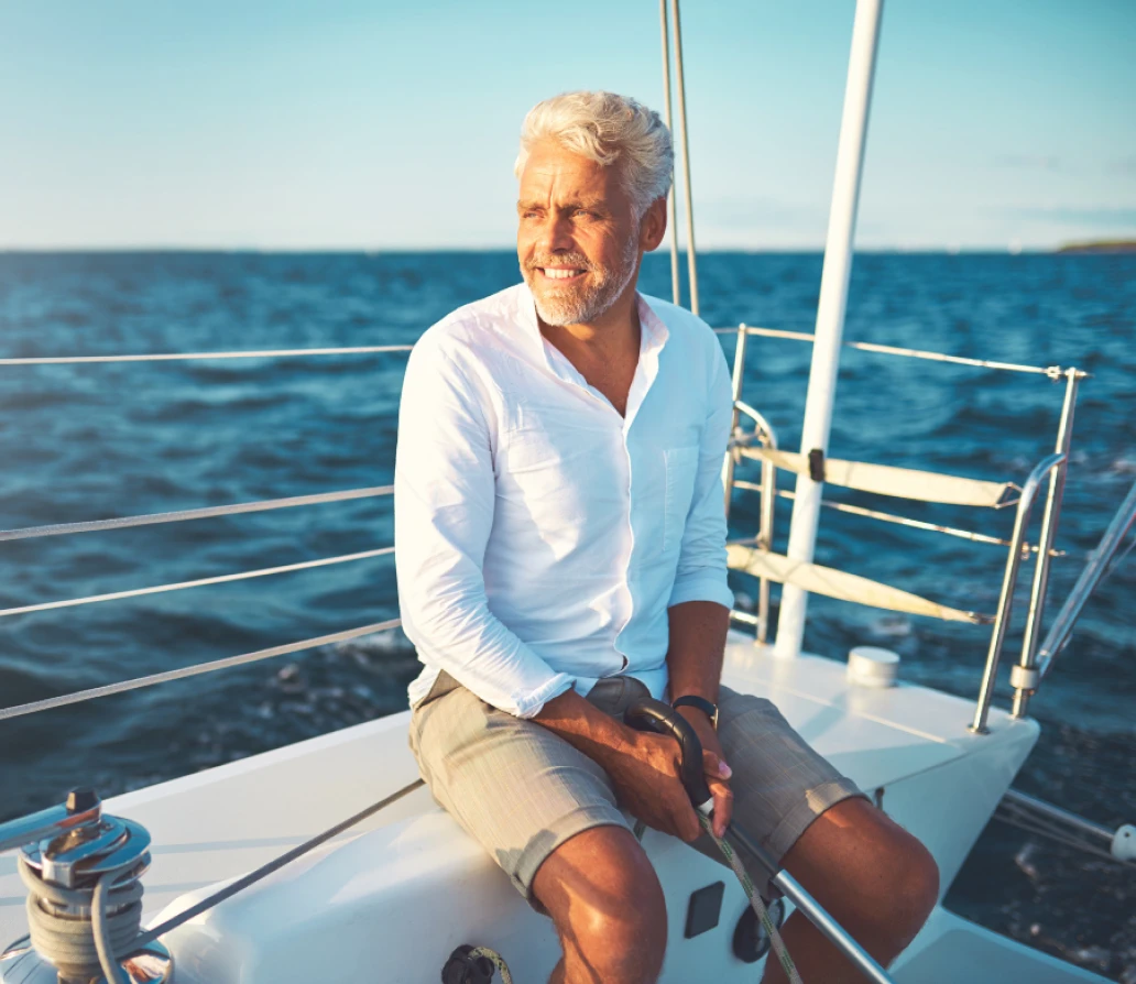 Homme sur un bateau à voile