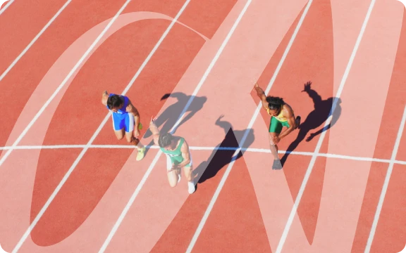 Trois athlètes qui courent sur une piste