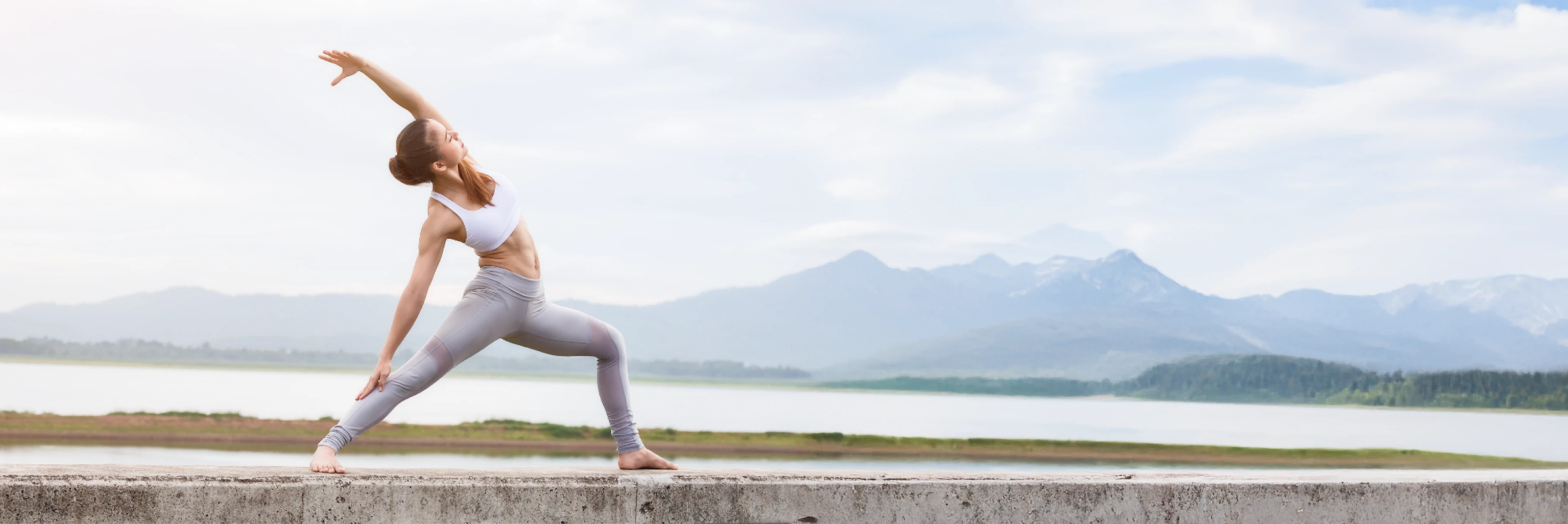 Contrat Titres@Capi : visuel d'une femme faisant du yoga.
